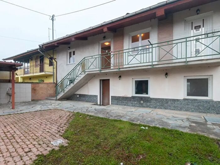 Casa con 6 locali in vendita in Via Perotta, Barge