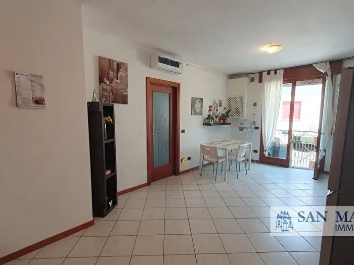 Appartamento bilocale in vendita in Strada Statale Pasubio, Costabissara