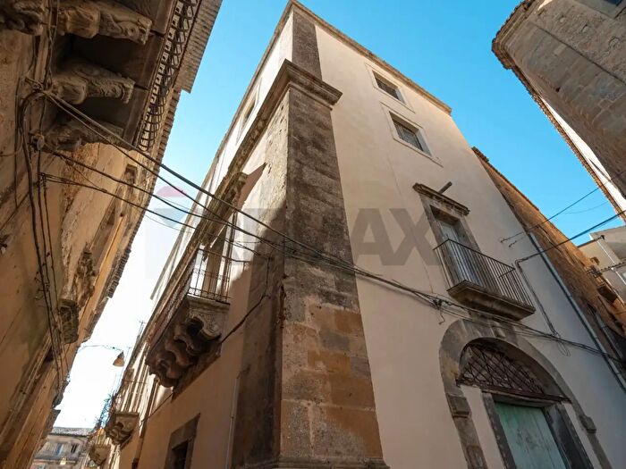 Casa con 15 locali in vendita in Via Santissimo Salvatore, Caltagirone