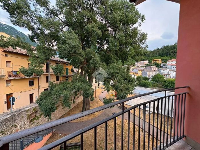 Appartamento quadrilocale in vendita in Via Borgovalle, Gualdo Tadino