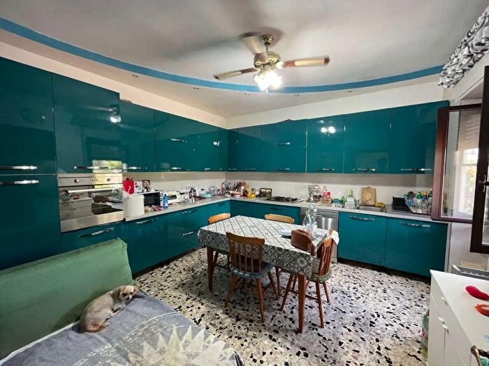 Casa con 10 locali in vendita in Latina