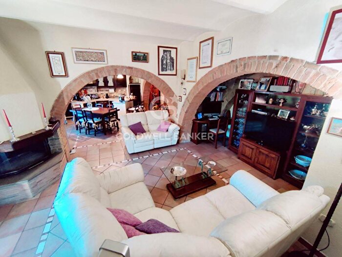 Casa con 8 locali in vendita in Via IV Novembre Snc, Scansano