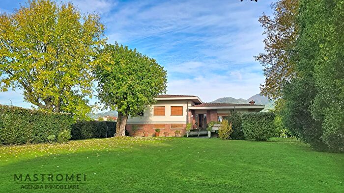 Casa con 10 locali in vendita in Via delle Selvette, Capannori