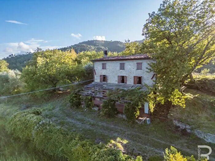 Casa con 6 locali in vendita in Via Val di Torbola, Pescia