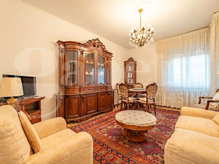 Appartamento trilocale in affitto in Via Medeghino, Milano