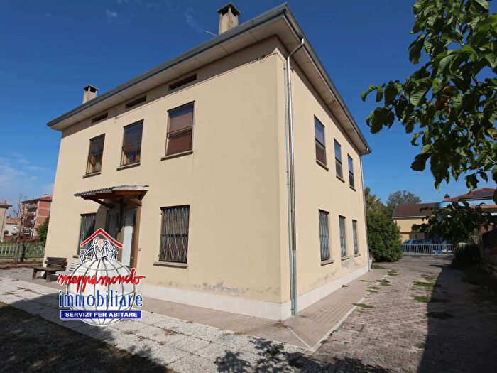 Casa con 5 locali in vendita in Via Alberelli, Cento