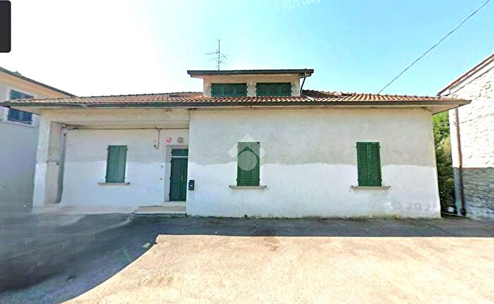 Casa con 6 locali in vendita in Via Pillone, Pistoia