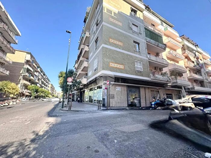 Appartamento trilocale in vendita in Via Spartaco, Napoli