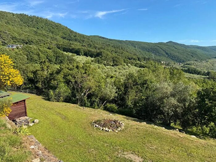 Casa con 6 locali in vendita in Via della Selva, Vaiano