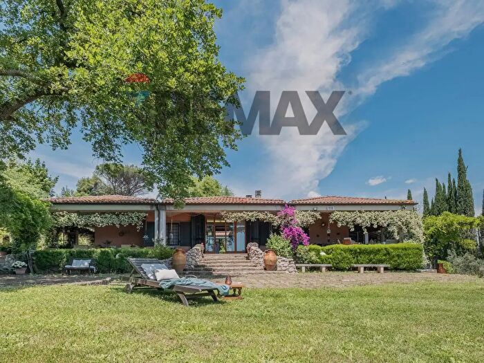 Casa con 9 locali in vendita in Via Livigno, Roma