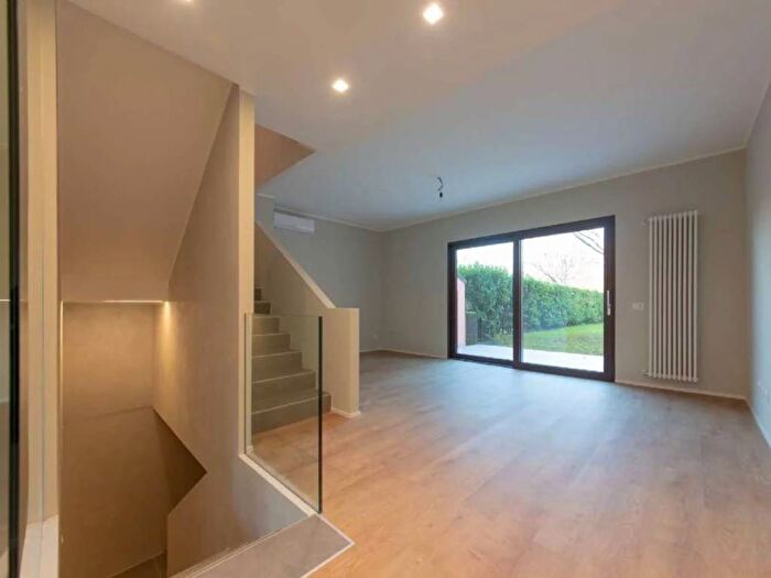 Casa quadrilocale in affitto in Viale dei Platani, Centro, Arese