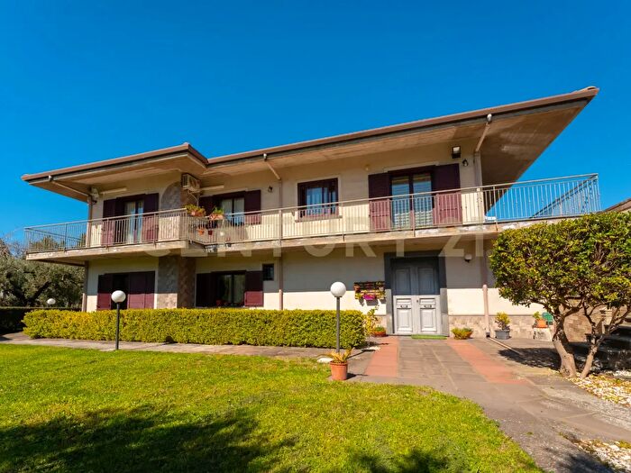 Casa con 8 locali in vendita in Strada Comunale Calderara, Randazzo