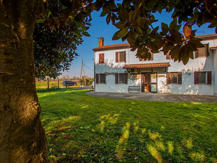 Casa quadrilocale in vendita in Via Grazia Deledda, Tribano