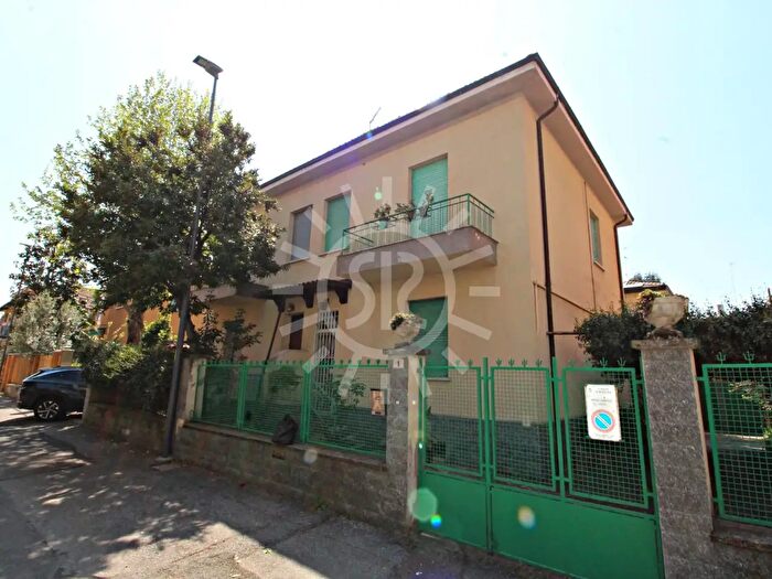 Casa quadrilocale in vendita in Via Puglie, Bologna