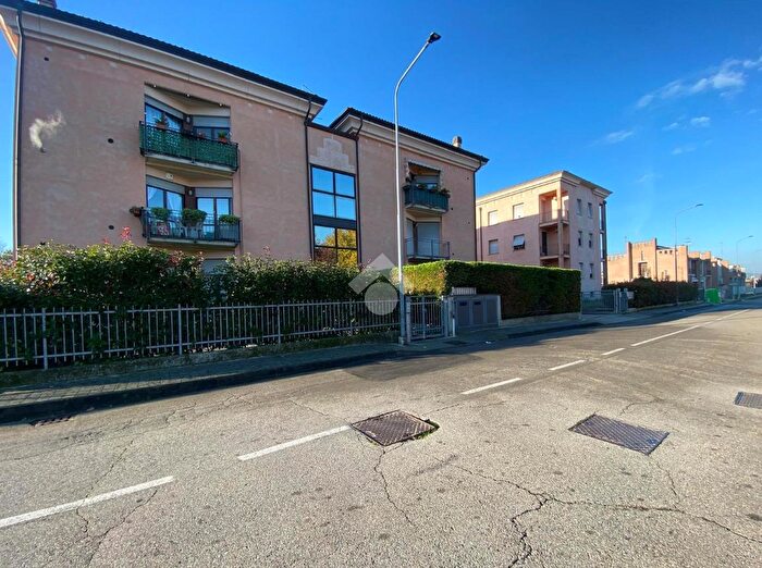 Casa con 8 locali in vendita in Via M Battilocchi, Collecchio