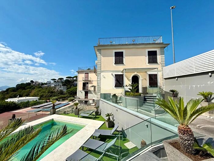 Casa con 8 locali in vendita in Via San Gennaro Agnano, Pozzuoli