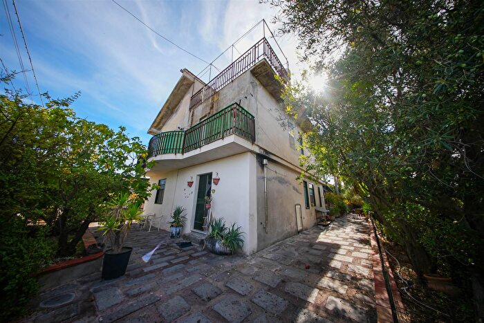 Casa con 6 locali in vendita in Via Filicudi, Catania