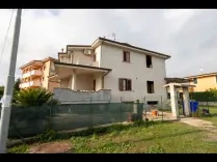 Casa con 6 locali in vendita in Via Roberto Niederer, Soveria Simeri