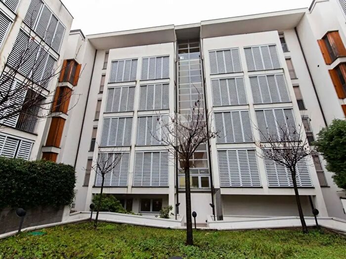 Appartamento trilocale in vendita in Via Monte Rosa, Rozzano