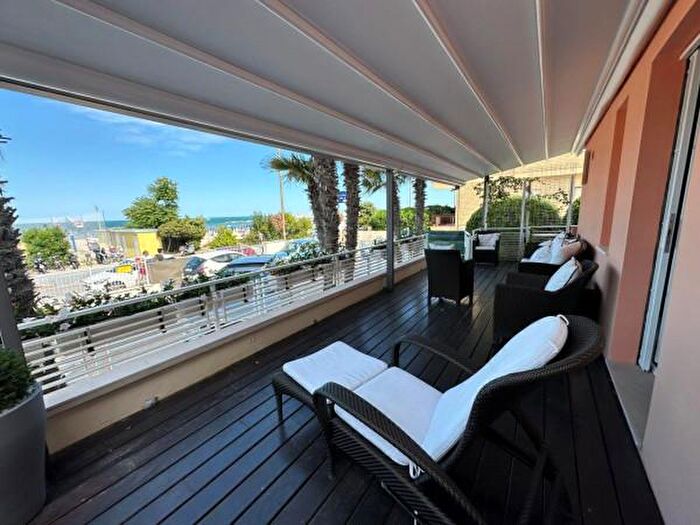 Appartamento con 6 locali in vendita in Viale Novembre, Civitanova Marche