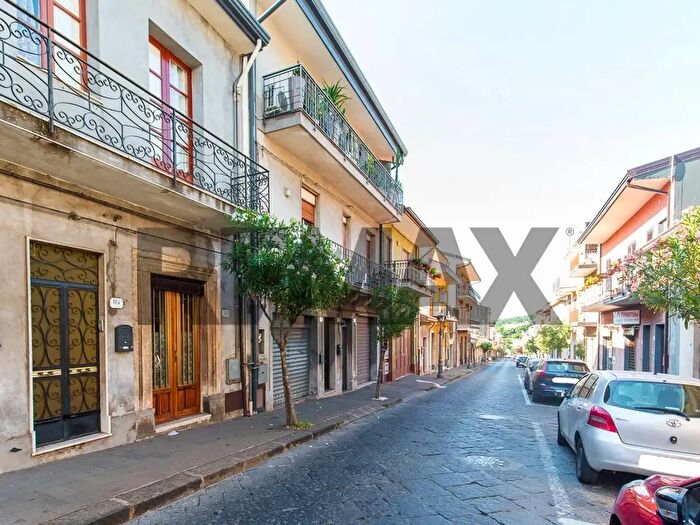 Appartamento trilocale in vendita in Via Garibaldi, Zafferana Etnea