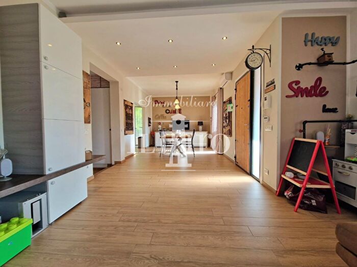 Casa con 11 locali in vendita in Erbosa, Campi Bisenzio