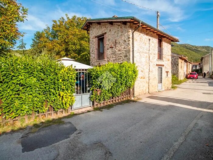 Casa trilocale in vendita in Via Sorgenti del Peschiera, Castel Sant'Angelo