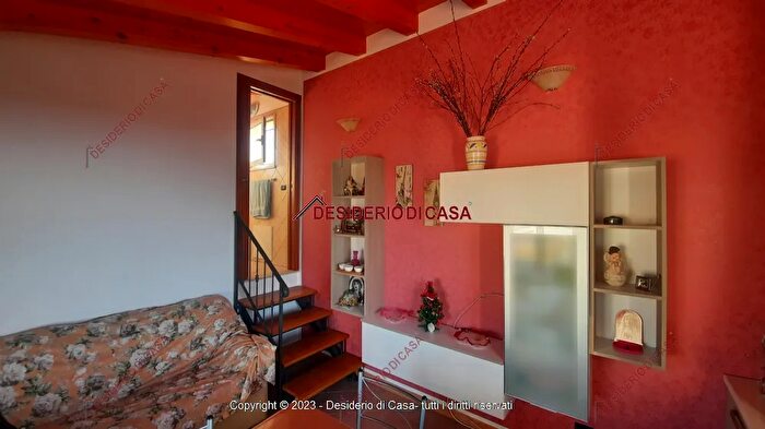 Casa con 5 locali in vendita in Campofelice Di Roccella