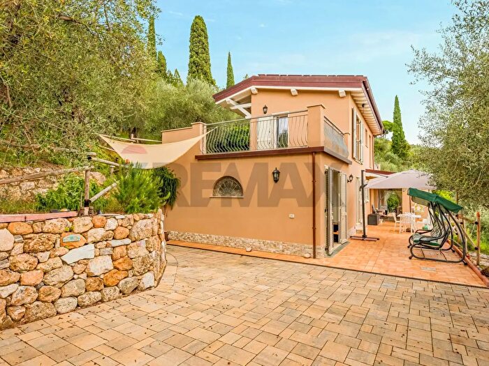 Casa con 5 locali in vendita in Camaiore