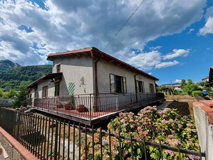Casa con 8 locali in vendita in Via della Maesta, Minucciano