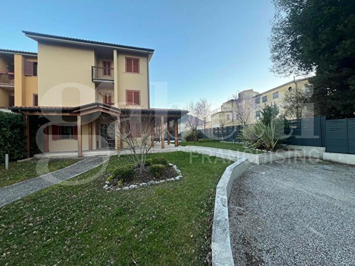 Casa con 12 locali in vendita in Via Salaria Rieti Ri, Rieti