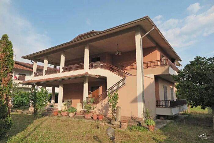 Casa con 8 locali in vendita in Licciana Nardi