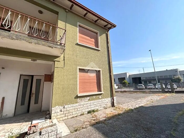 Casa con 5 locali in vendita in Via Umberto Treccani, Carpenedolo