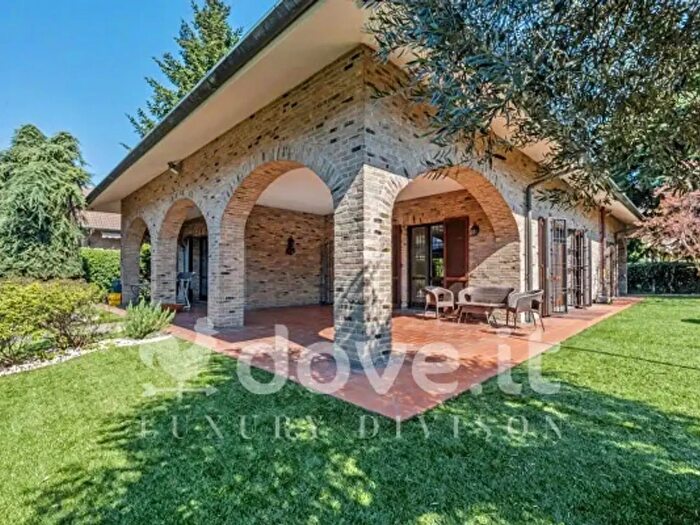 Casa con 6 locali in vendita in Via Alessandro Volta, Cesano Maderno