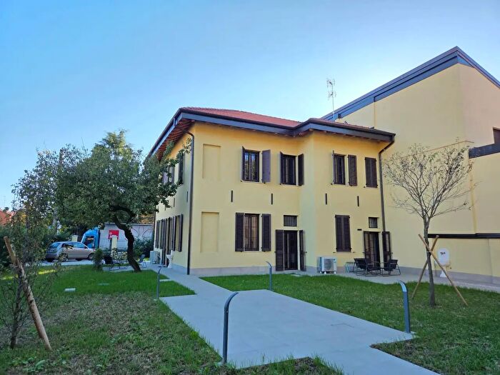 Casa con 6 locali in vendita in Via Dante, Opera