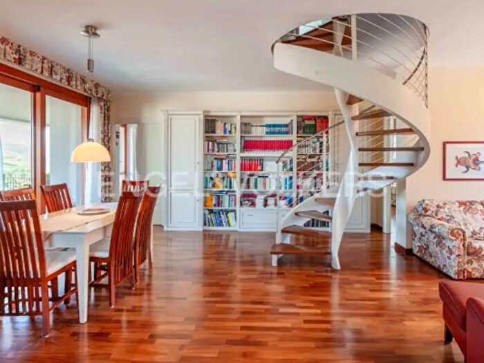 Appartamento con 6 locali in vendita in Strada Vedetta, Alba