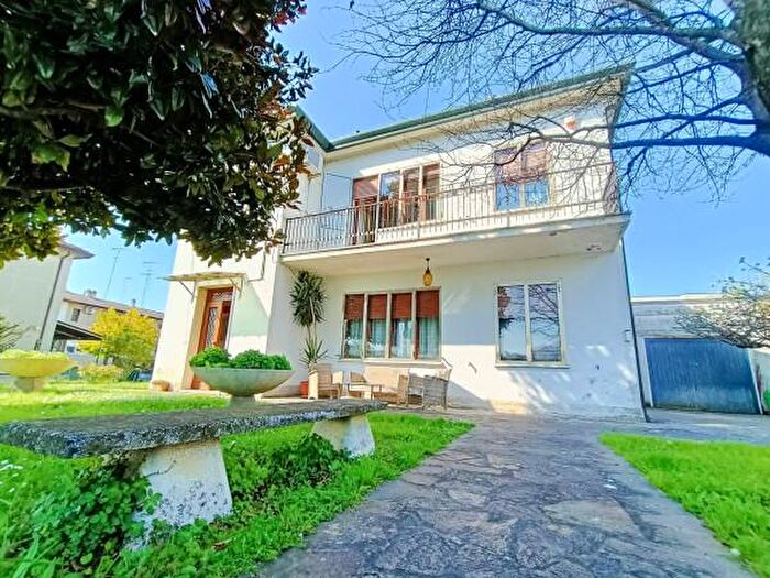 Casa con 6 locali in vendita in Piazzale degli Etruschi, Adria