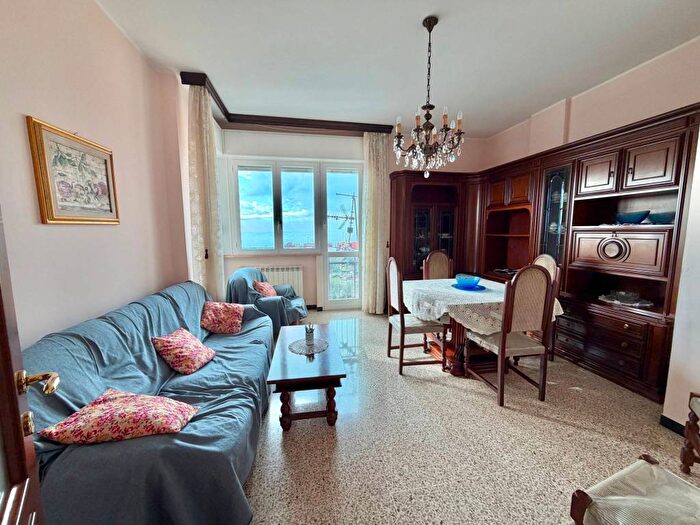 Appartamento quadrilocale in affitto in Via Cravasco, Pra, Genova