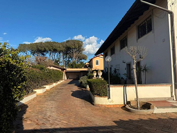 Casa trilocale in affitto in Via Aldino, Infernetto, Roma