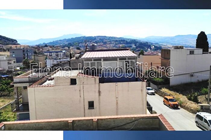 Casa con 14 locali in vendita in Alcamo