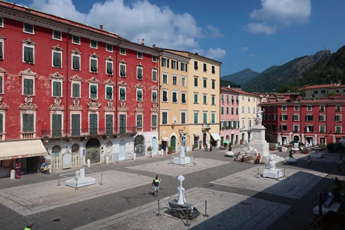 Appartamento con 14 locali in vendita in Carrara