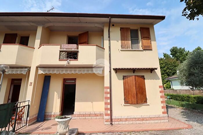 Casa con 5 locali in vendita in Piazza della Resistenza, Roncoferraro