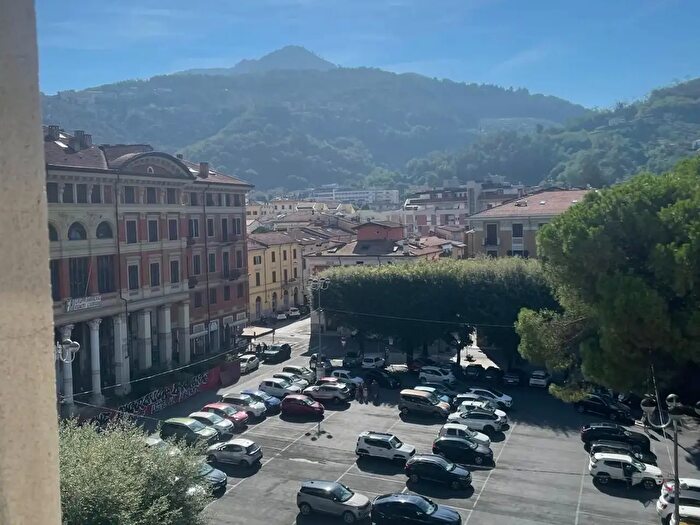 Appartamento con 7 locali in vendita in Carrara