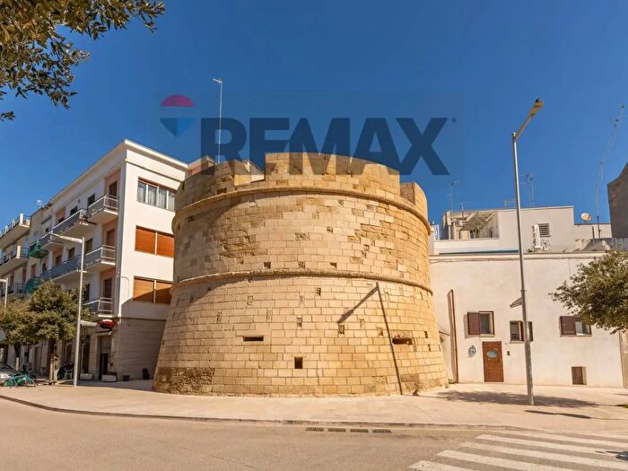 Casa con 10 locali in vendita in Piazza XX Settembre, Mola Di Bari