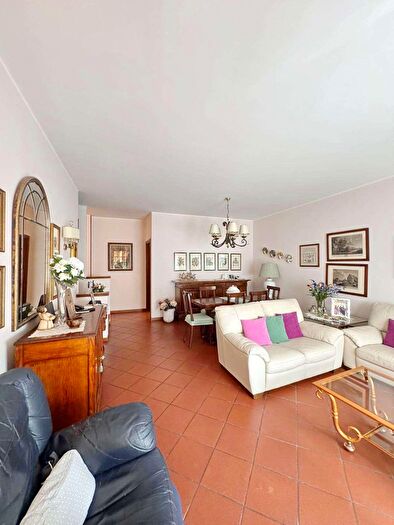 Casa con 7 locali in vendita in Strada Albareto, Modena