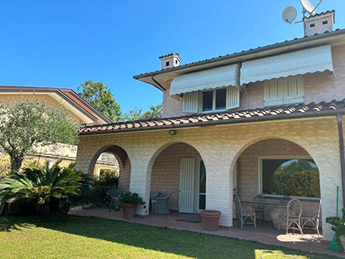 Casa con 6 locali in affitto in via amendola, Caranna, Forte dei Marmi