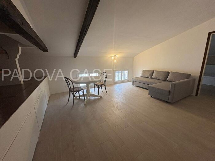 Appartamento trilocale in affitto in via cesare battisti, Piazze Duomo, Padova