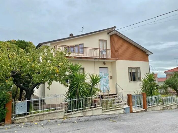 Casa con 6 locali in vendita in Via IV Novembre, Terre Roveresche