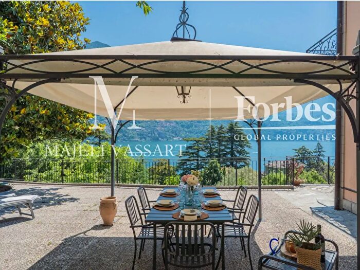 Casa con 10 locali in vendita in Laglio