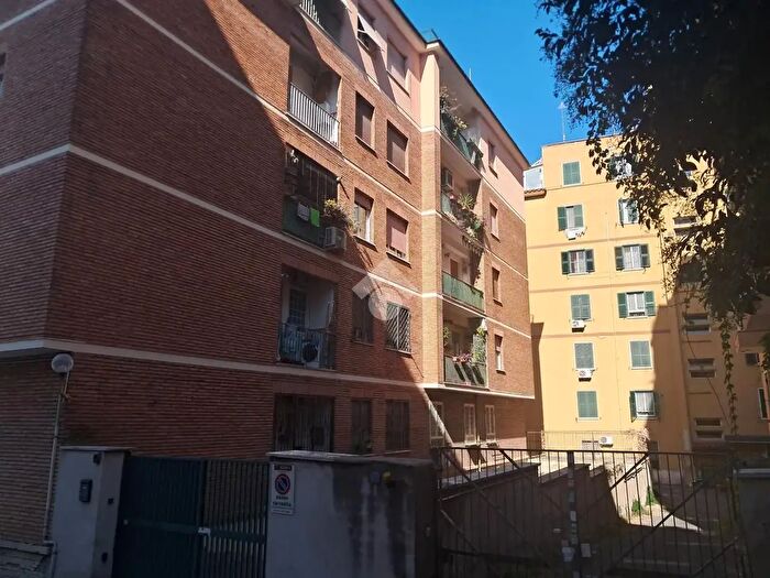 Appartamento trilocale in vendita in Via Rosa Guarnieri Carducci, Roma